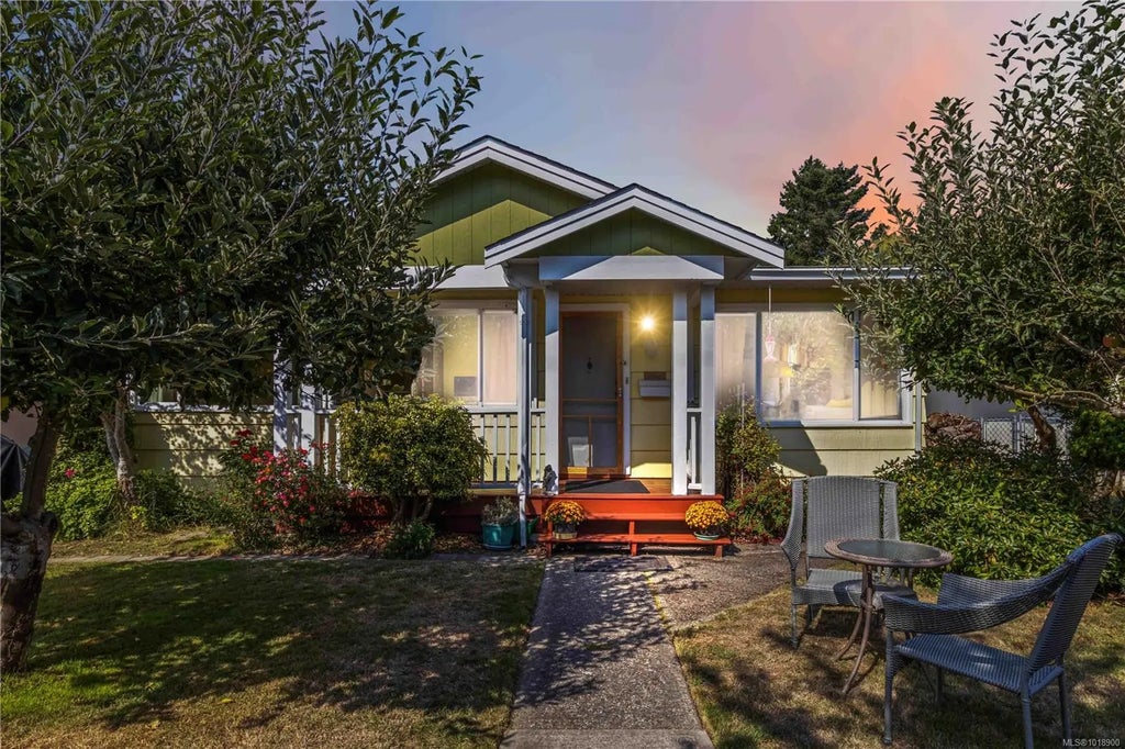 1204 Haultain St, Victoria