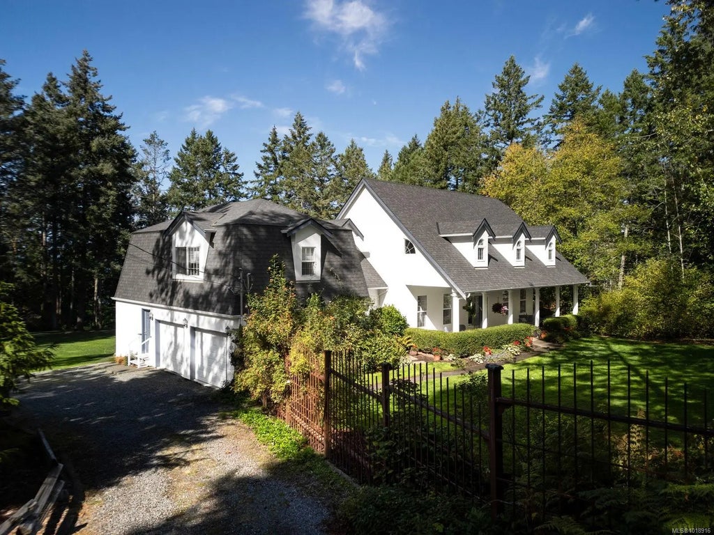 560 Salmon Rd, North Saanich