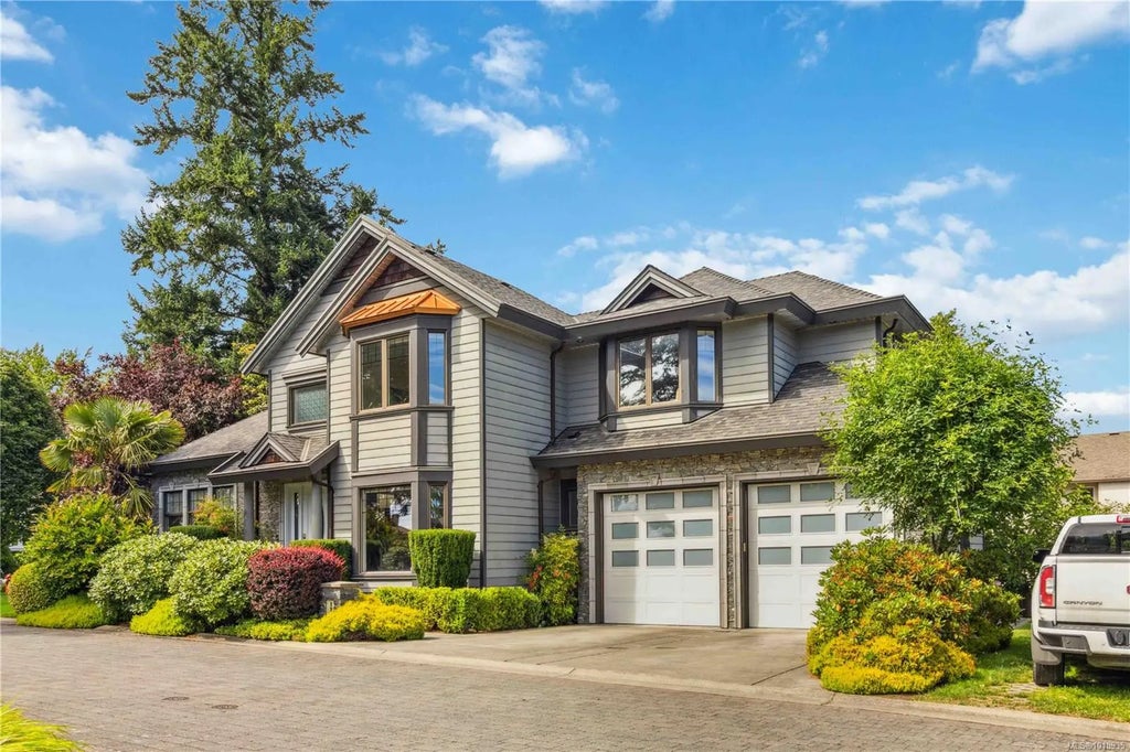 1702 De Sousa Pl, Saanich