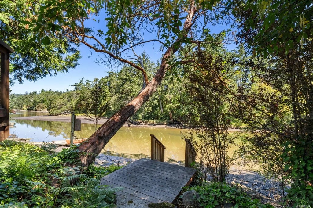 920 Arundel Dr, Saanich