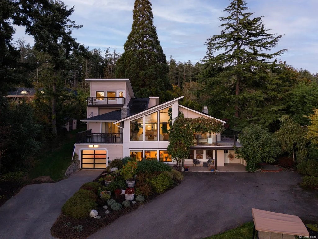 11321 Chalet Rd, North Saanich