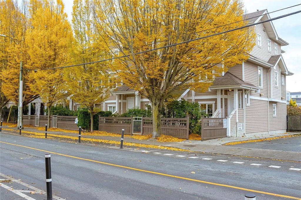 1043 Caledonia Ave 13, Victoria