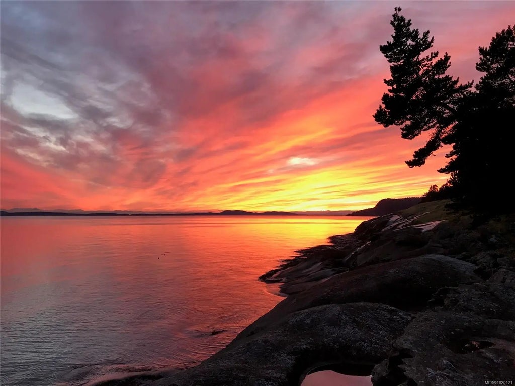 608 & 610 Tumbo Channel Rd, Saturna Island