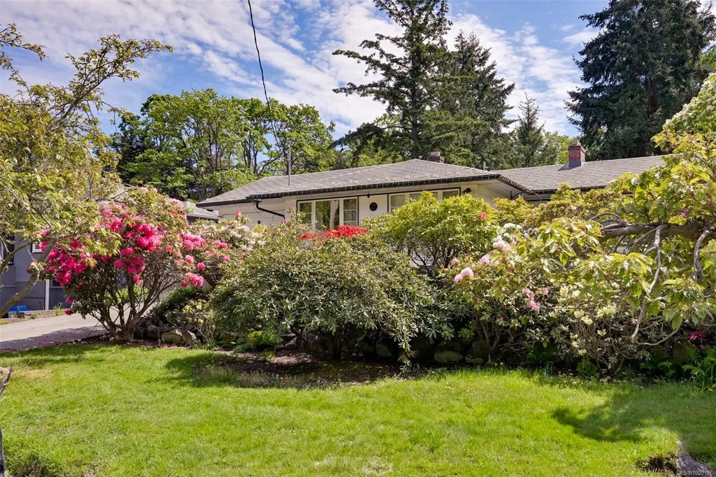 1233 Tattersall Dr, Saanich