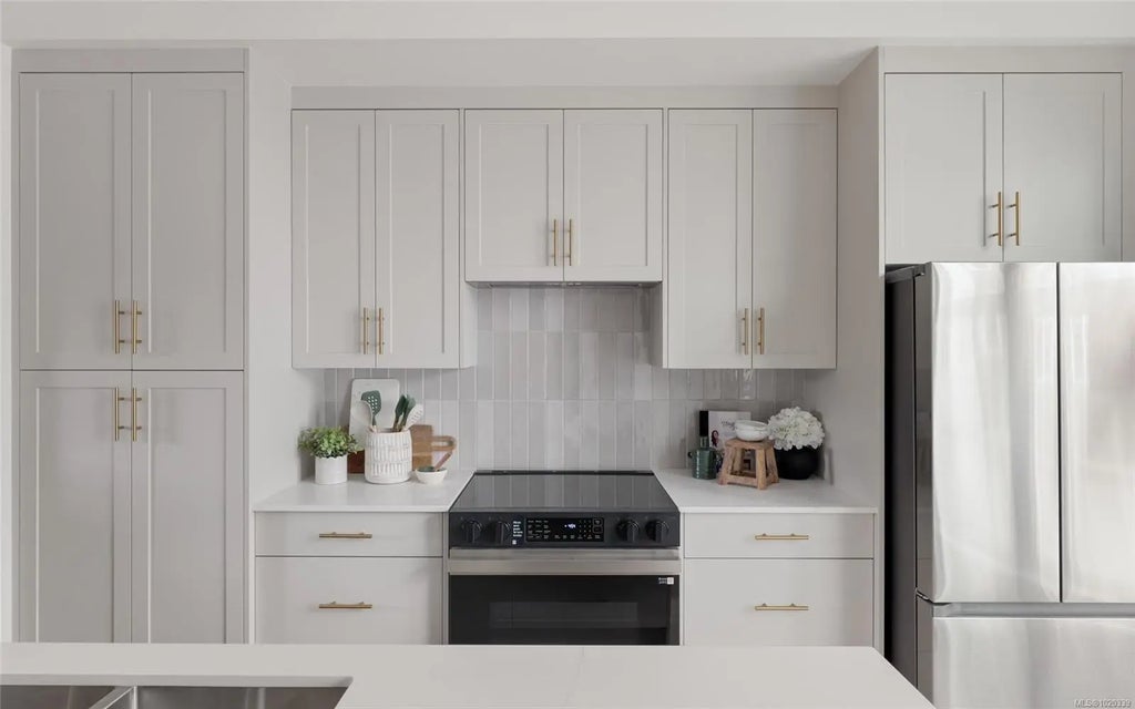 2536 Shelbourne St 8, Victoria