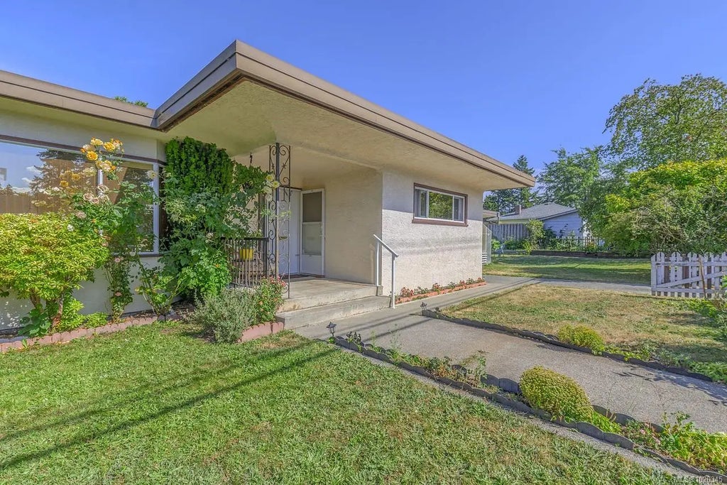 1212 Waddington Rd, Nanaimo