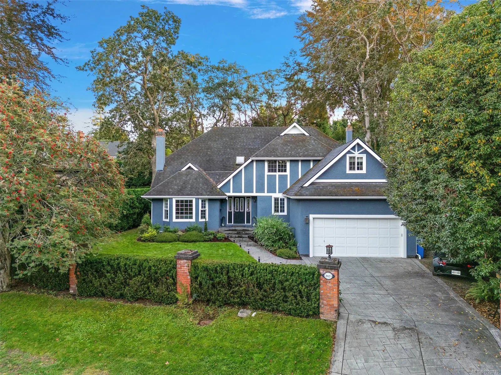 Residential Real Estate for Sale at 2023 Runnymede Ave in the city of Oak Bay by MLS #1020715