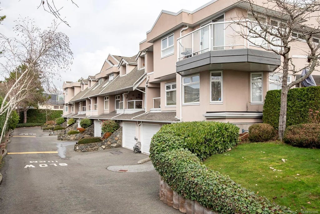 478 Culduthel Rd 7, Saanich