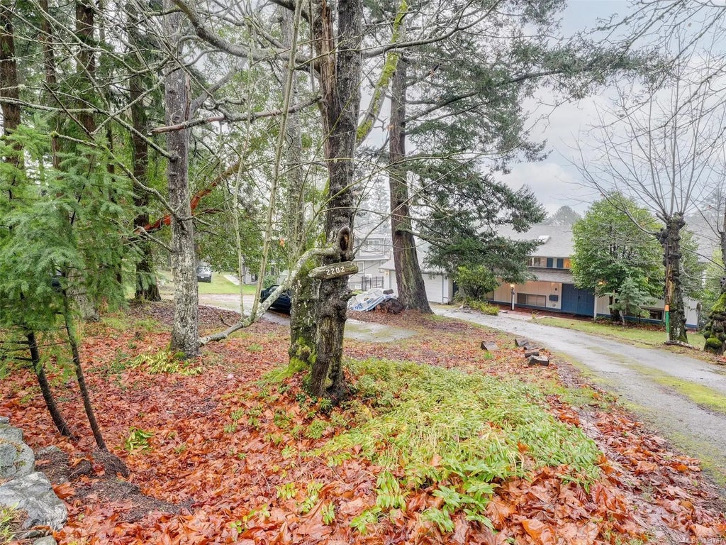 2202 Arbutus Rd, Saanich