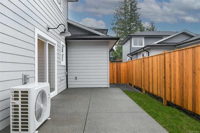 3 of 8 - 2317 Mcdonald Rd A, Comox, BC
