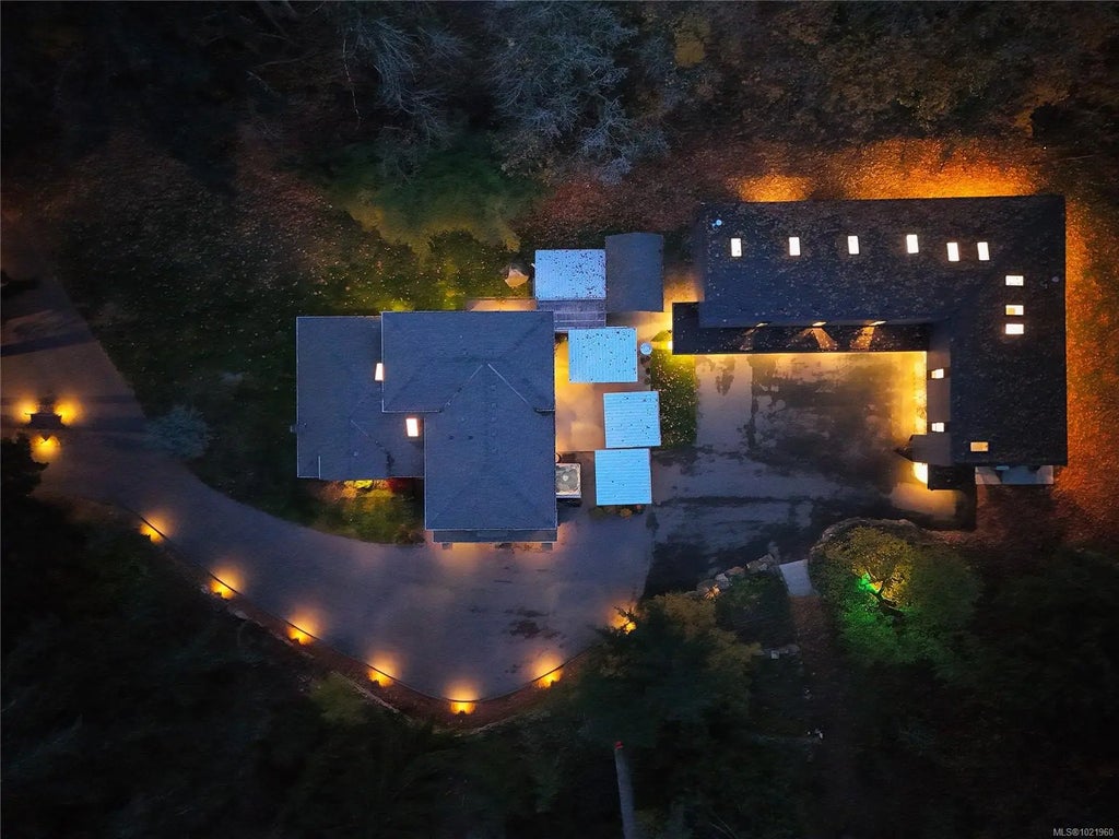 851 Sayward Rd, Saanich