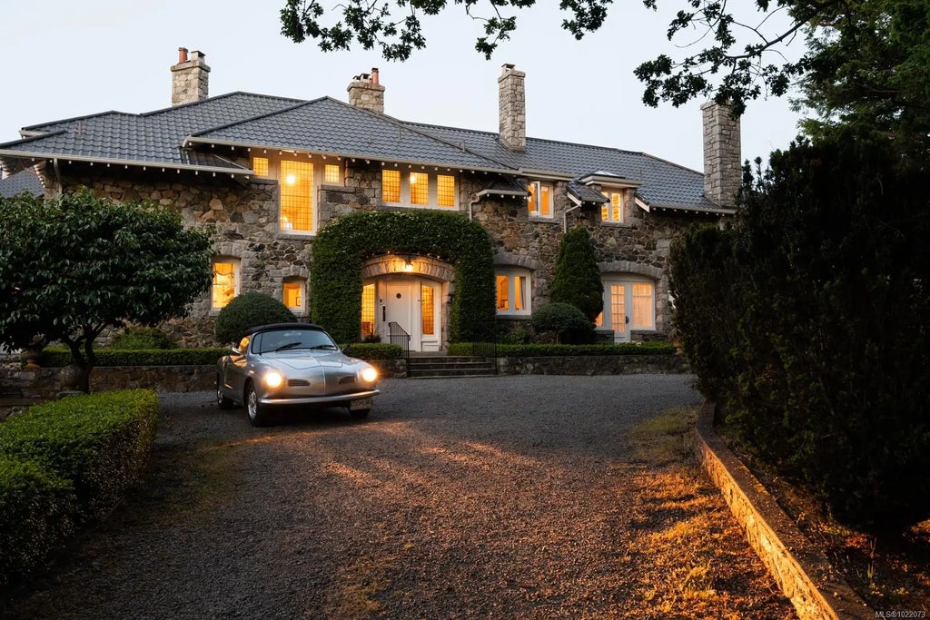 305 Denison Rd, Oak Bay