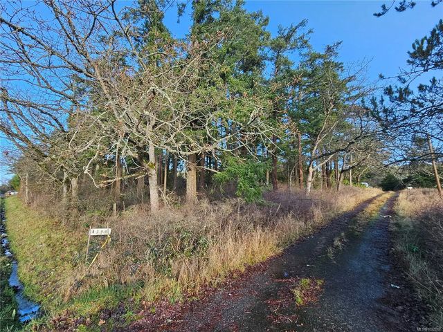 2 of 12 - 4299 Blenkinsop Rd, Saanich, BC