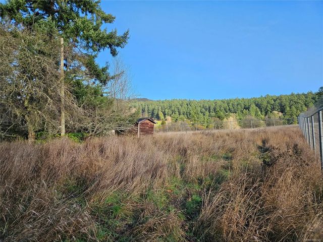 4 of 12 - 4299 Blenkinsop Rd, Saanich, BC