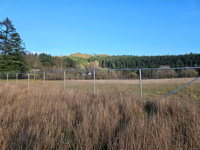 5 of 12 - 4299 Blenkinsop Rd, Saanich, BC
