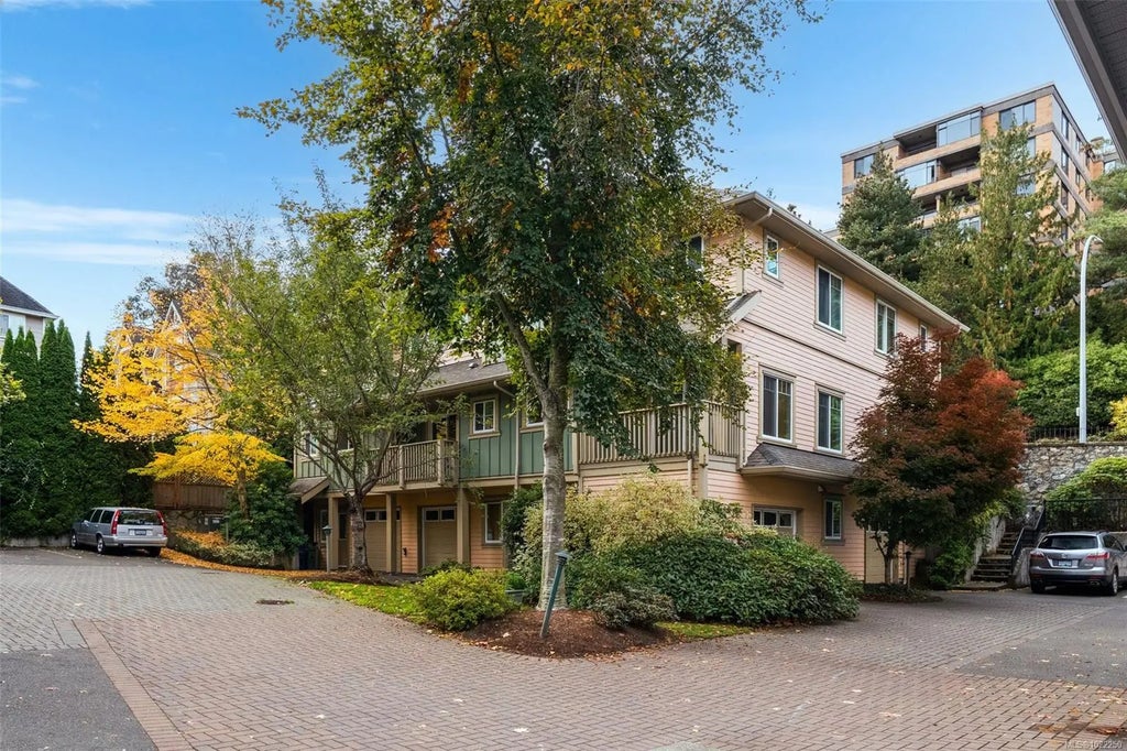 1405 Mallek Cres 3, Victoria