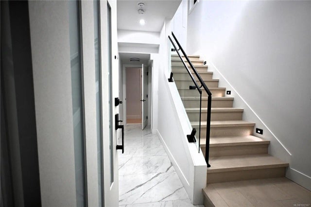 2 of 29 - 3927 Jingle Pot Rd, Nanaimo, BC