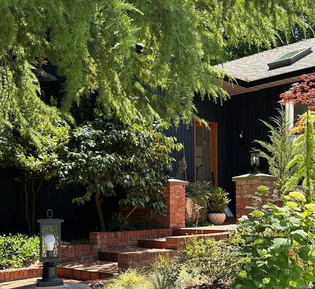 1941 Appleton Pl, Saanich