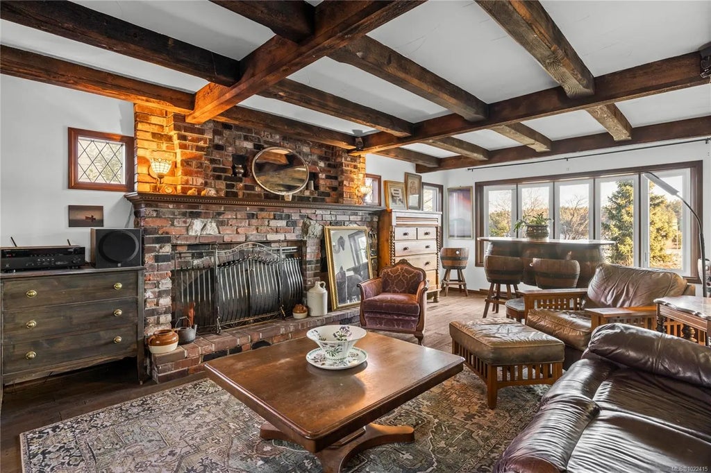 618 Beach Dr, Nanaimo