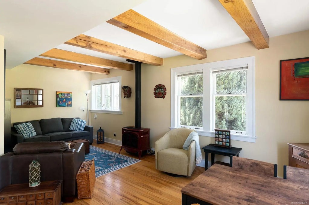 753 Pemberton Rd 3, Victoria