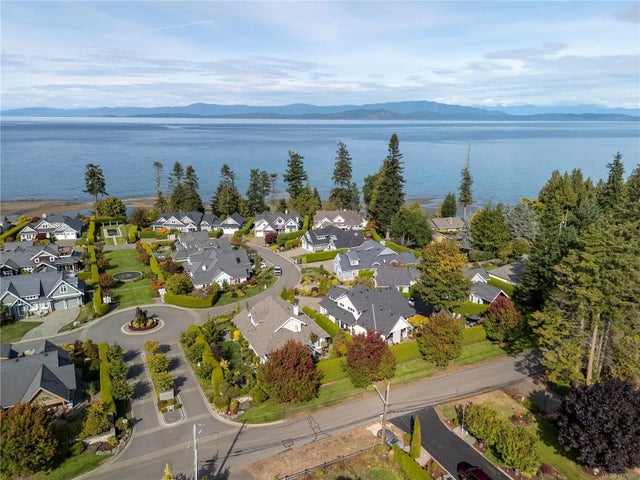 2 of 51 - 992 Bluffs Dr, Qualicum Beach, BC