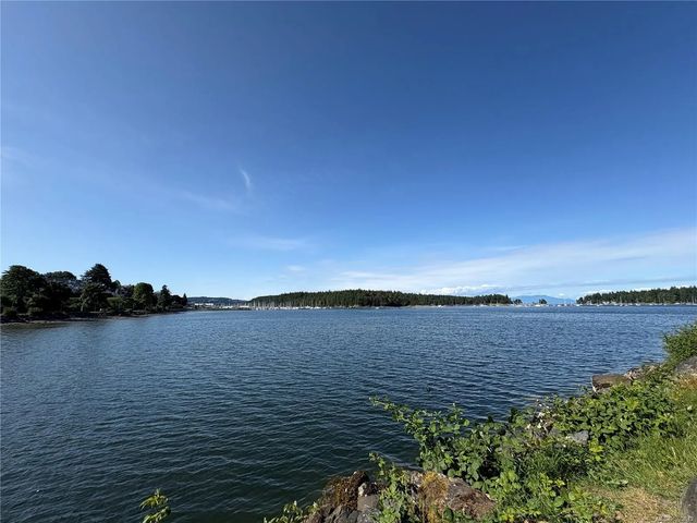 2 of 19 - 55 Comox Rd, Nanaimo, BC
