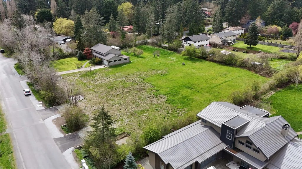 10814 Derrick Rd, North Saanich