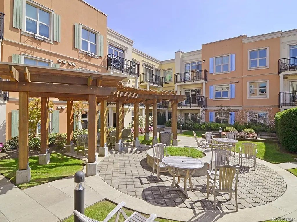 1620 Mckenzie Ave 210, Saanich