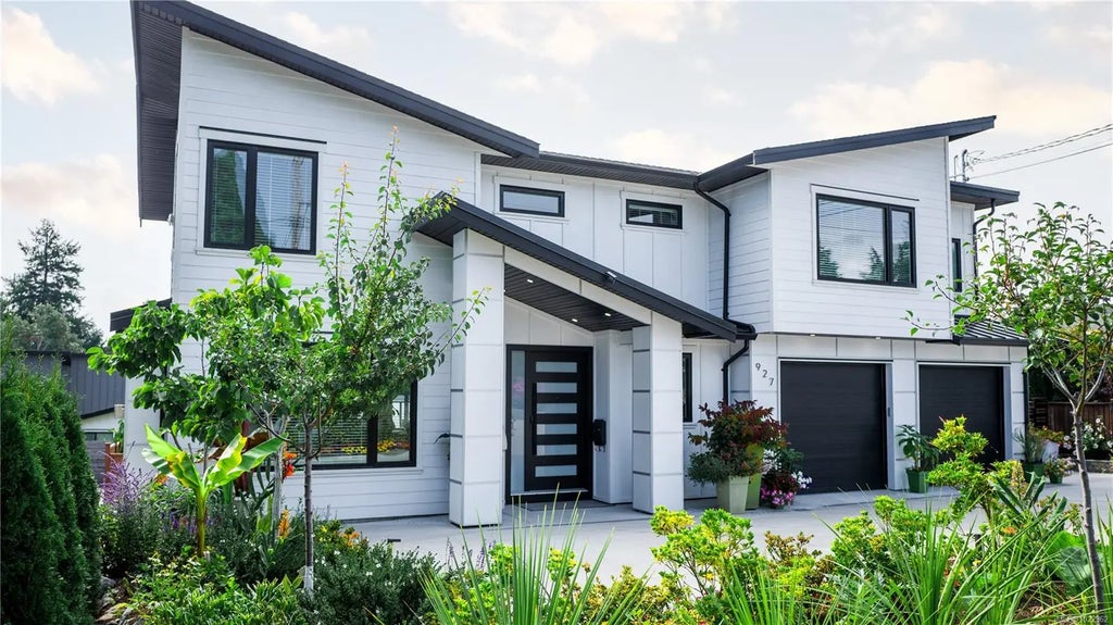 927 Beckwith Ave, Saanich