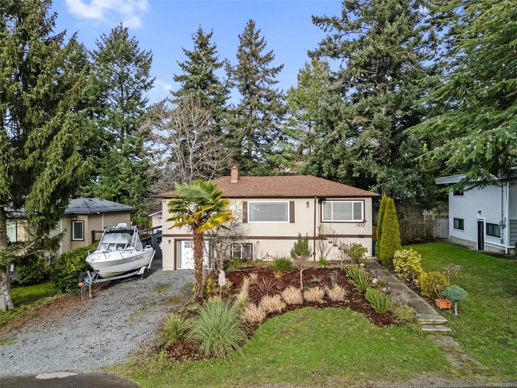 1232 Pearce Cres, Saanich
