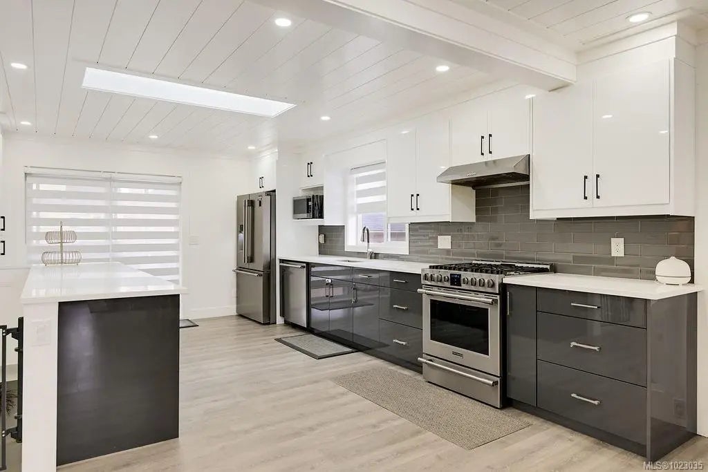 2710 Victor St, Victoria