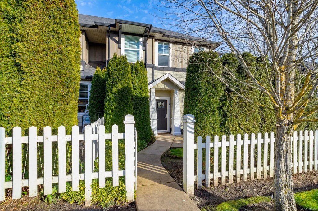 3903 Douglas St 3, Saanich
