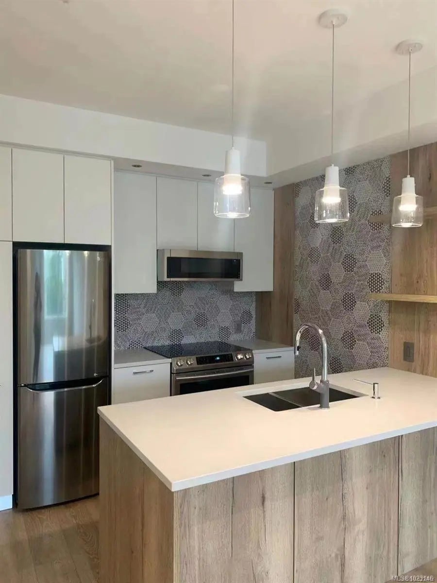 1588 North Dairy Rd 206, Saanich