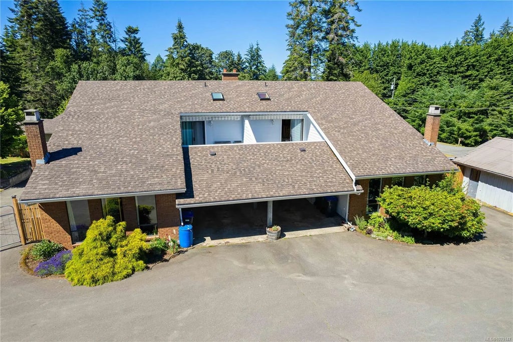 153 Bald Eagle Cres A & B, Bowser