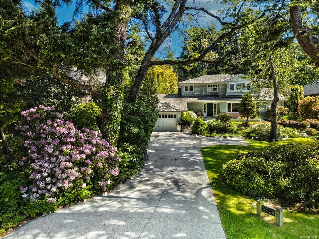 2944 Tudor Ave, Saanich