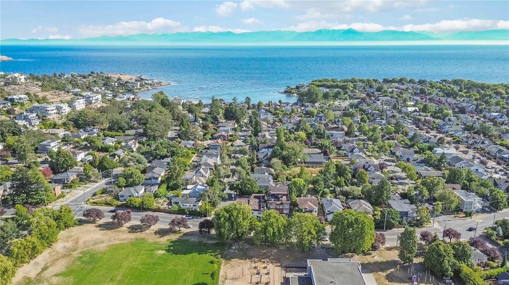 1827 Fairfield Rd 4, Victoria