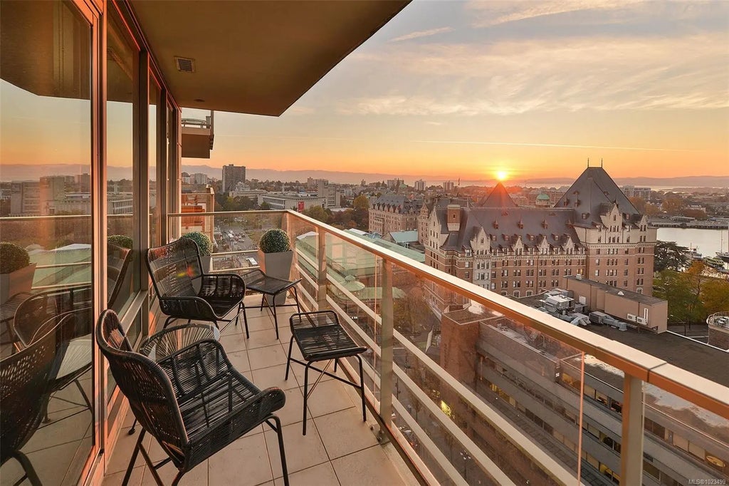 707 Courtney St 1605, Victoria