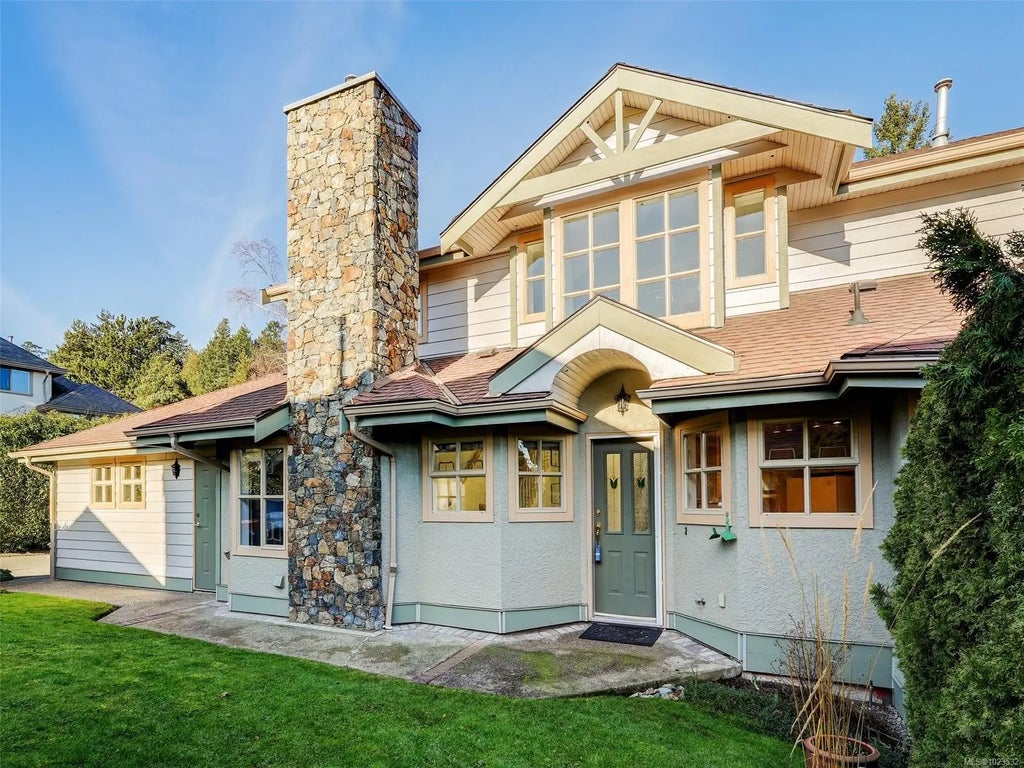 500 Marsett Pl 10, Saanich