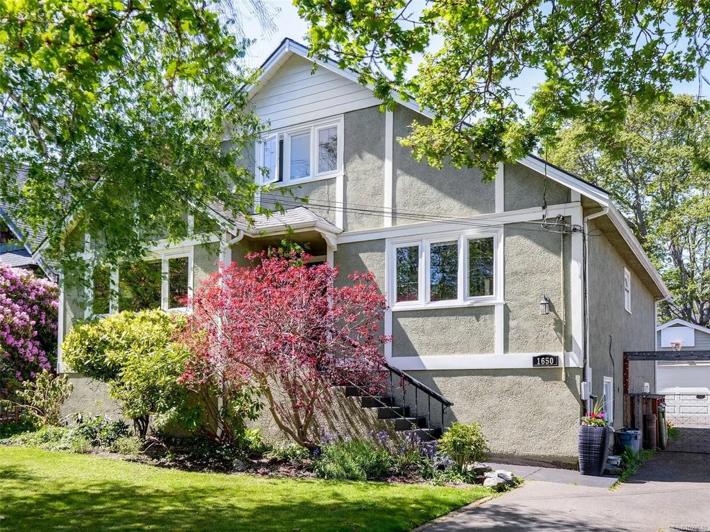 1650 Hampshire Rd, Oak Bay