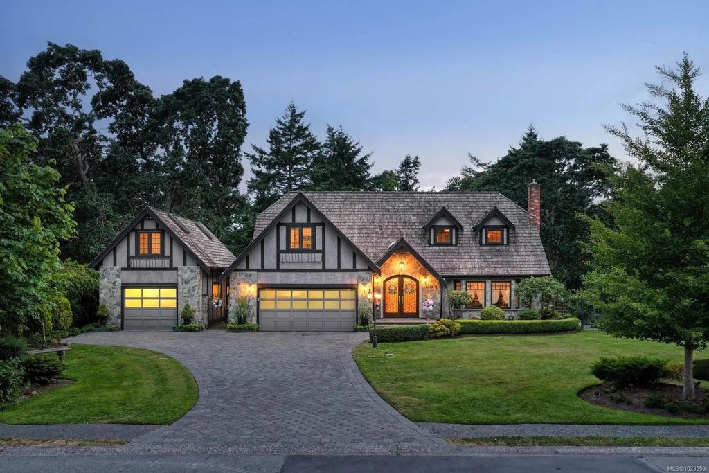 2773 Arbutus Rd, Saanich