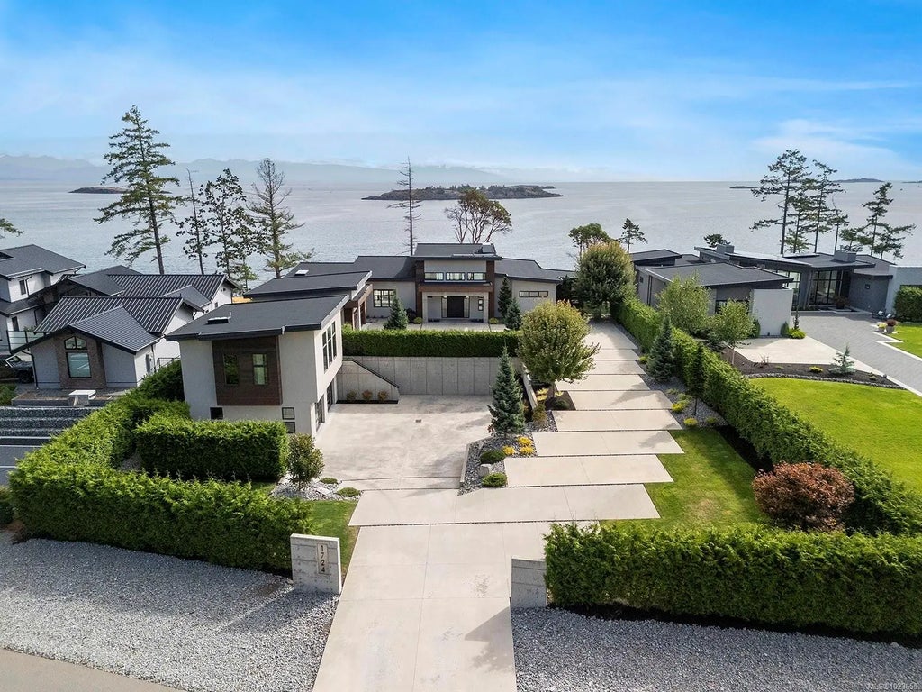 1724 Oak Leaf Dr, Nanoose Bay