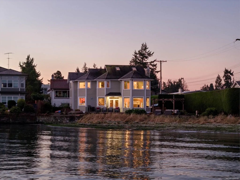 10239 Fifth St, Sidney