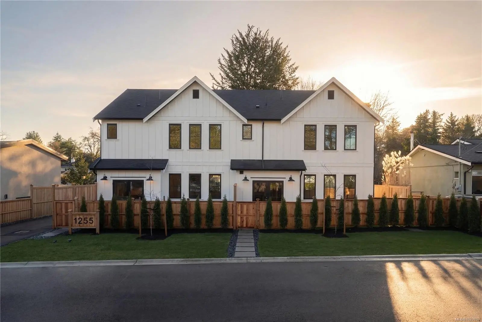 Residential Real Estate for Sale at 1255 Dunsterville Ave B in the city of Saanich by MLS #1023933