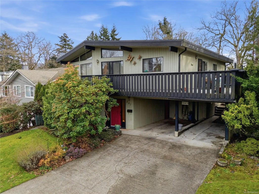 941 Lucas Ave, Saanich