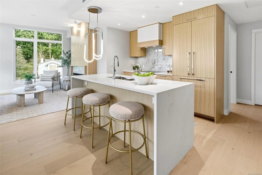 5229 Cordova Bay Rd 306, Saanich