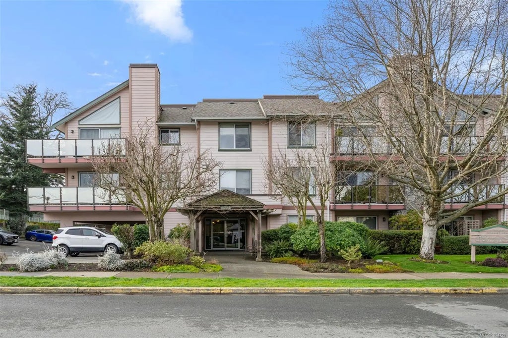 3724 Harriet Rd 106, Saanich