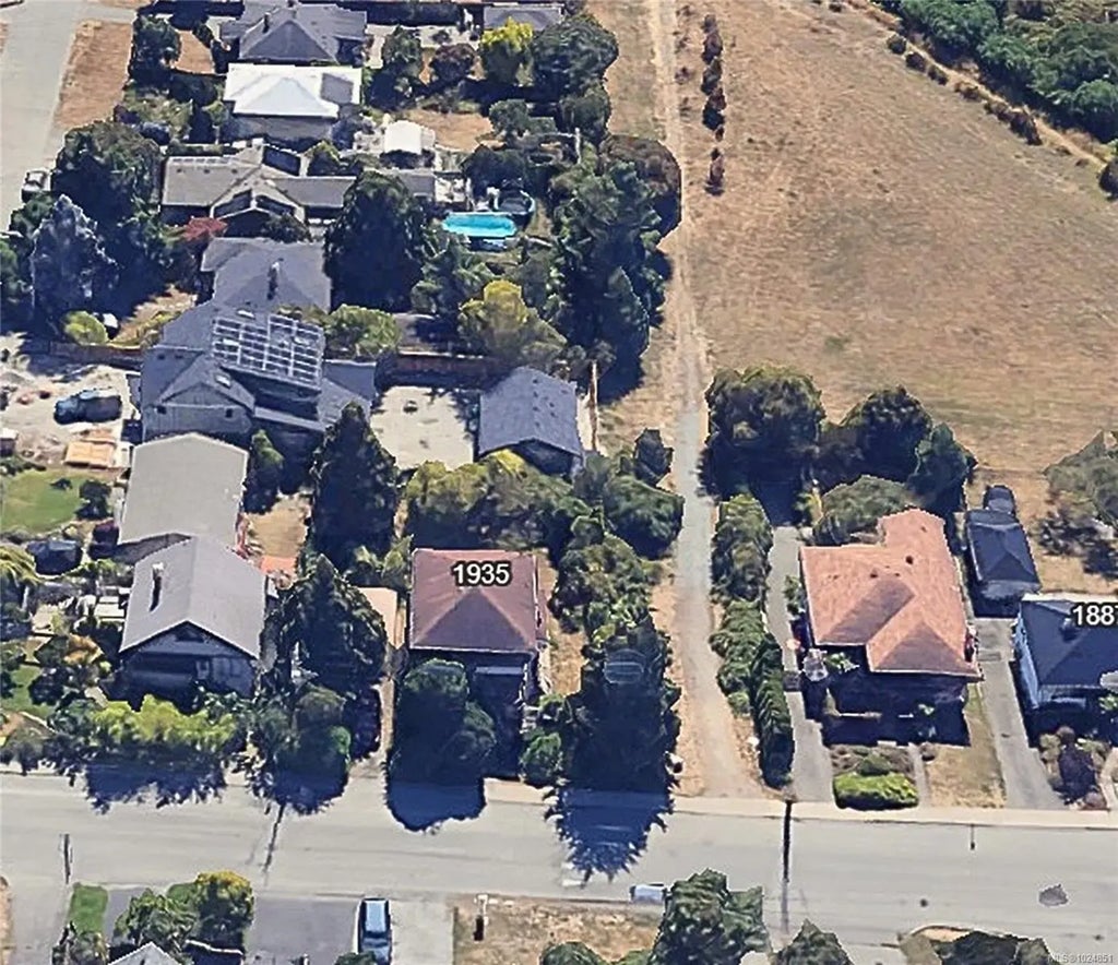 1935 Haultain St, Saanich