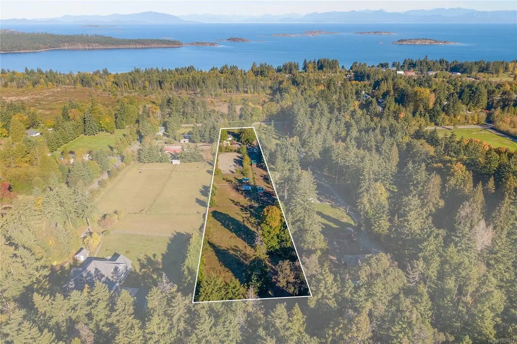 7727 Superior Rd, Lantzville