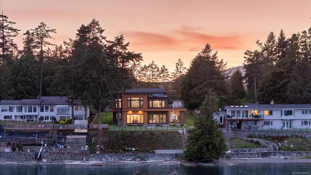 8213 Lochside Dr, Central Saanich