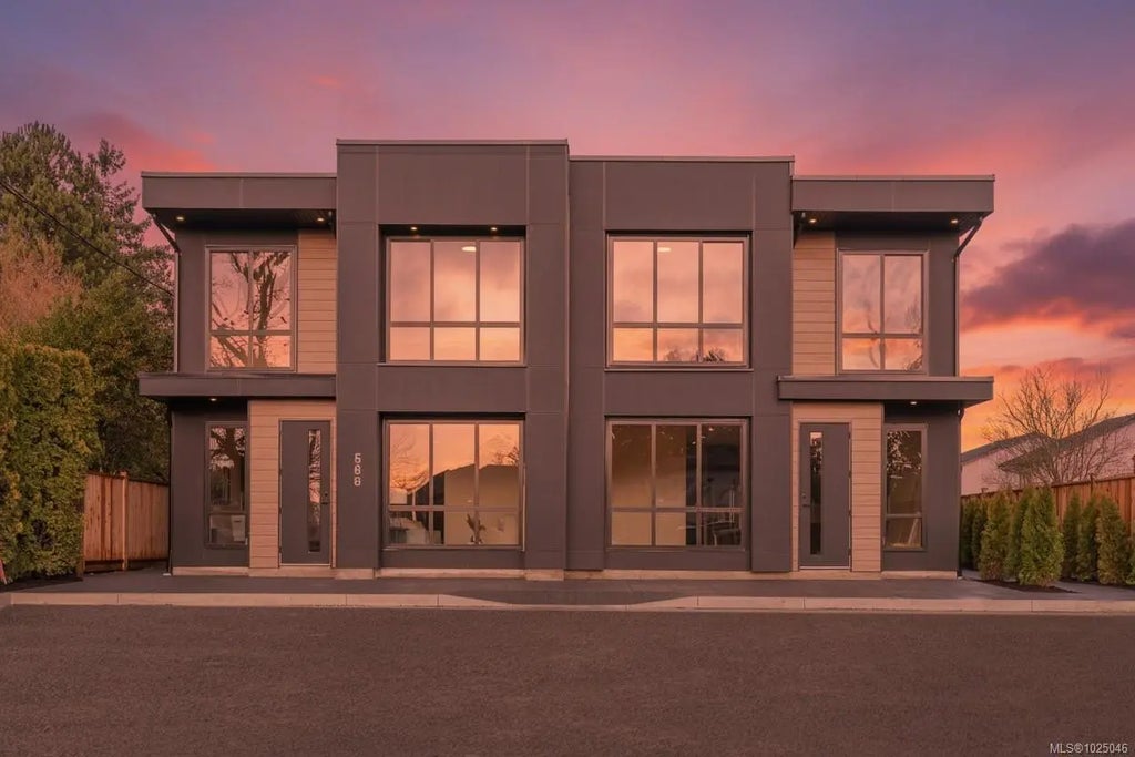 588 Whiteside St 3, Saanich